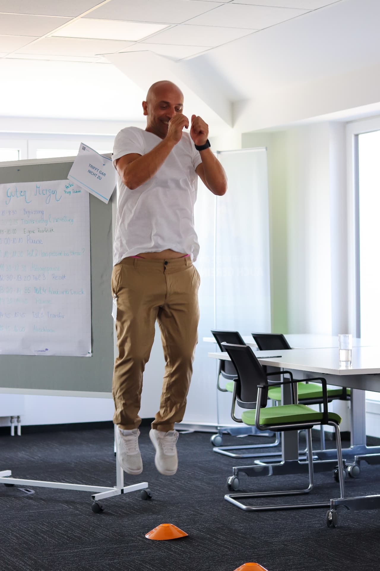 Fatih Yildirim springt während einer Übung in einem BeYou Workshop