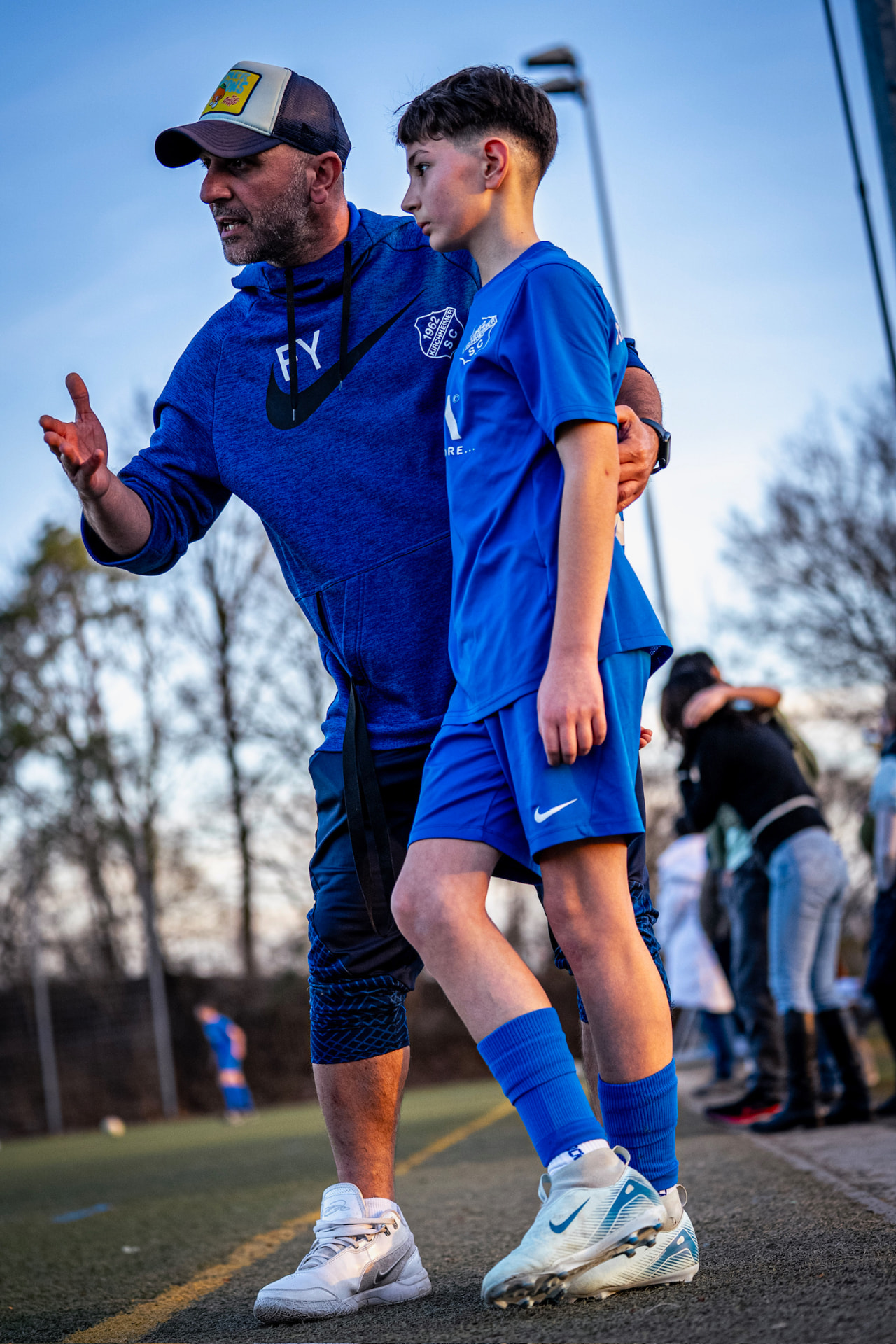 Fatih Yildirim beim Coaching eines jungen Spielers am Spielfeldrand