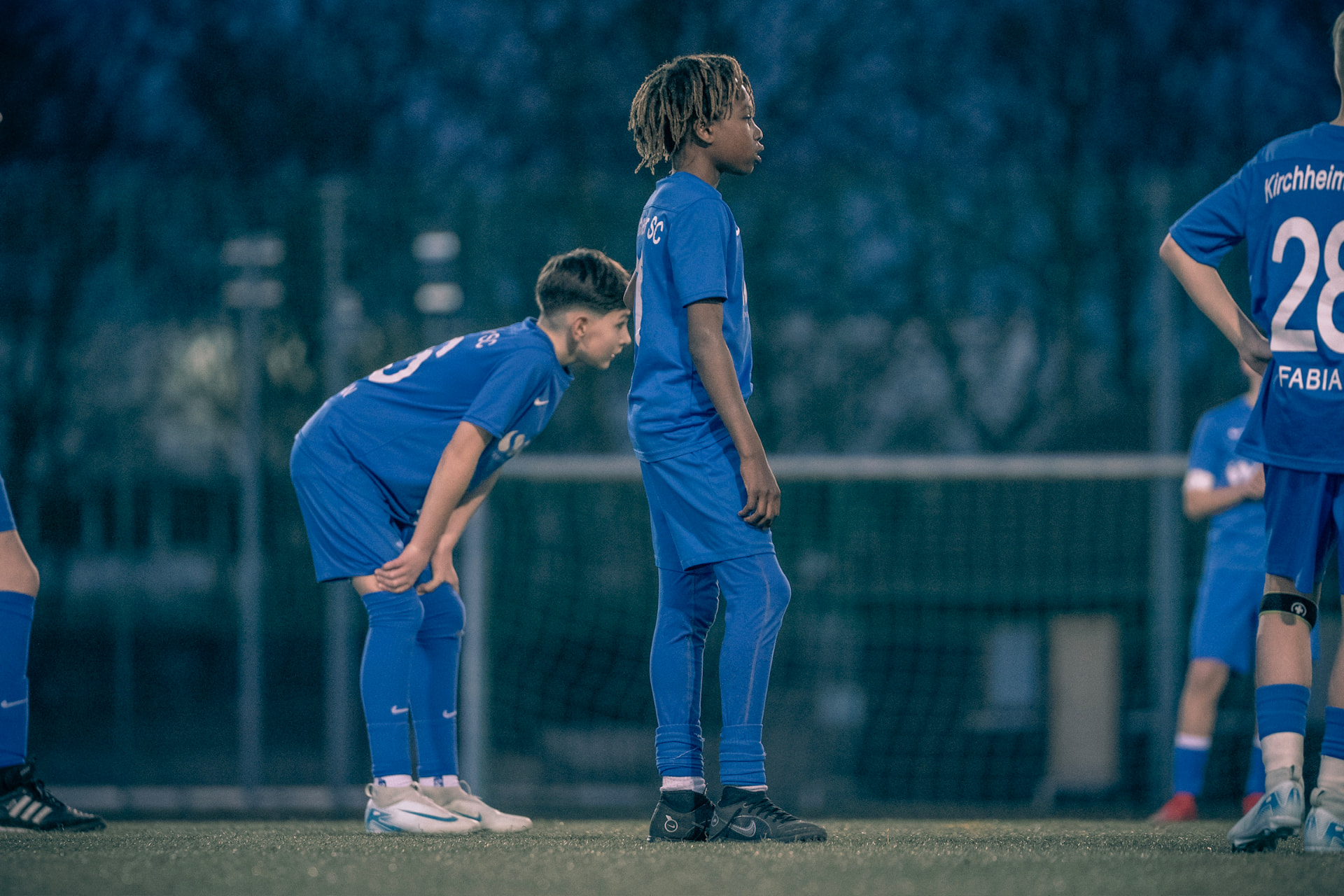 Junge Spieler des Kirchheimer SC während einer Spielunterbrechung auf dem Platz