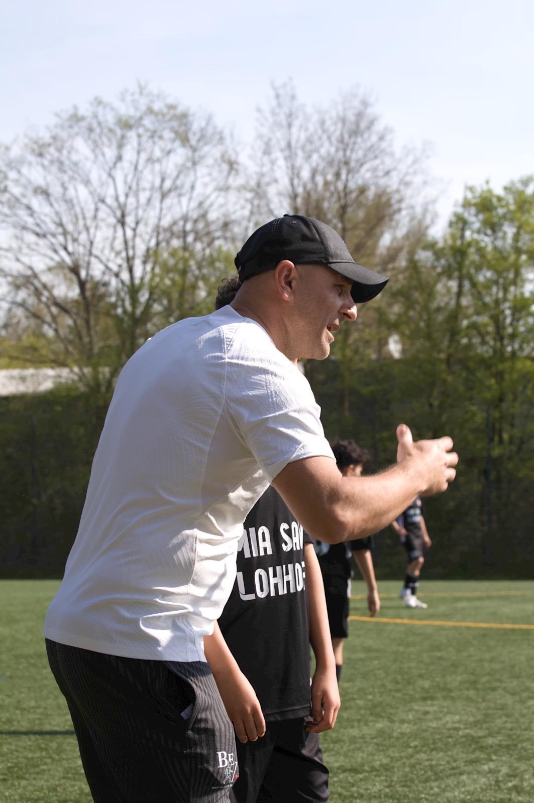 Coach im Gespräch mit einem jungen Spieler